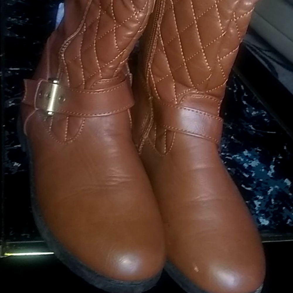 Im selling some cute boots 😍